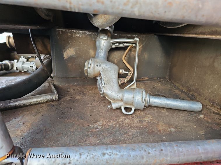 image for item DS5640 1999 Freightliner FL70  fuel truck