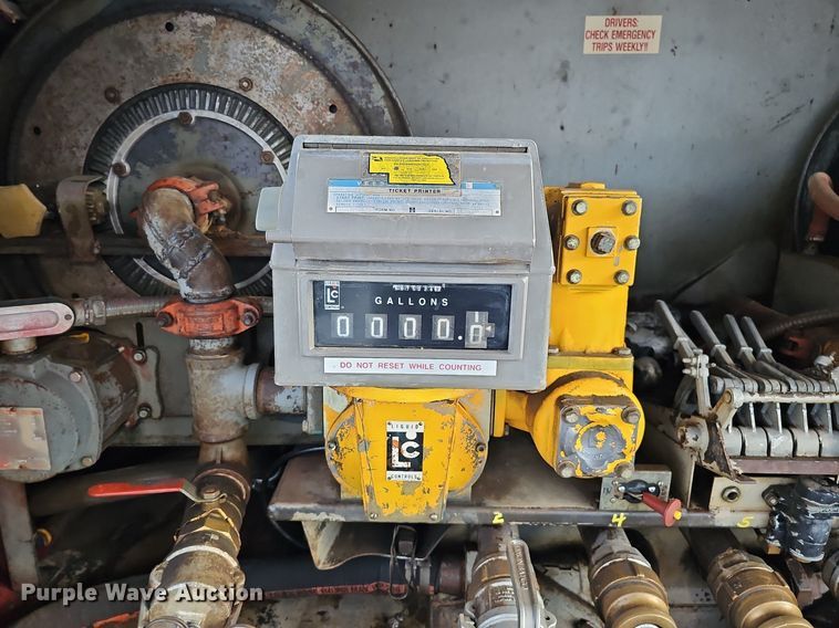 image for item DS5640 1999 Freightliner FL70  fuel truck