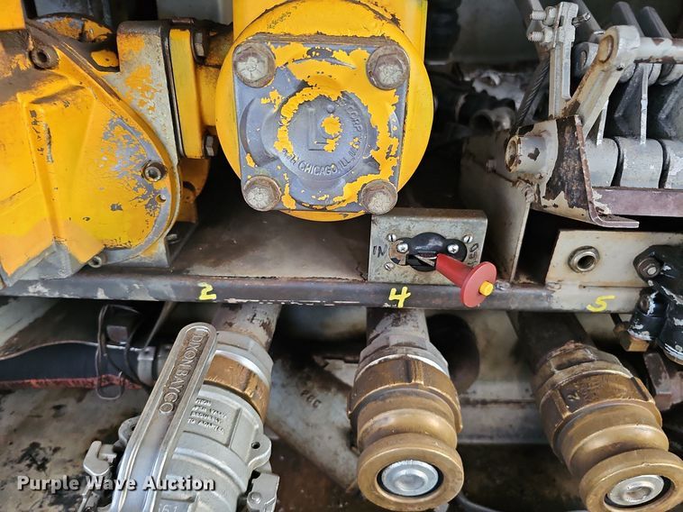 image for item DS5640 1999 Freightliner FL70  fuel truck