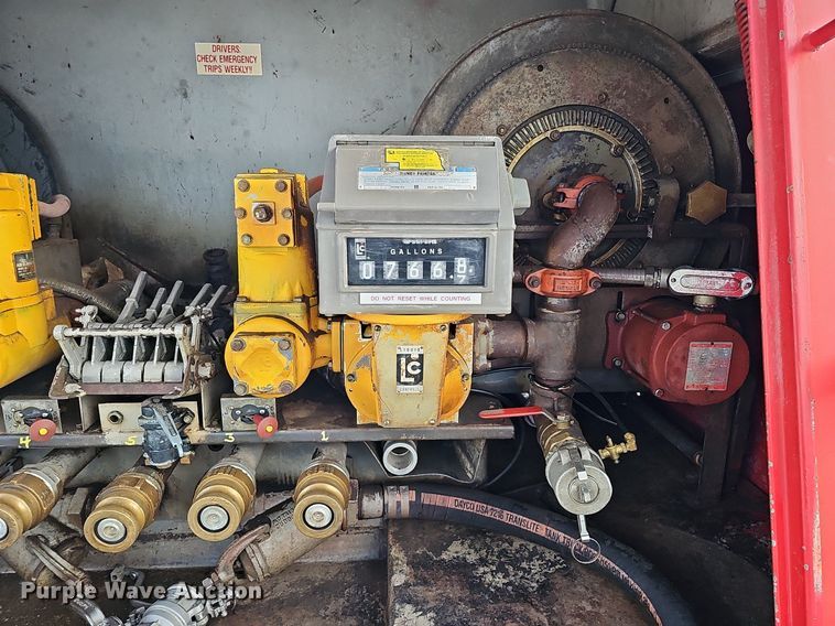 image for item DS5640 1999 Freightliner FL70  fuel truck