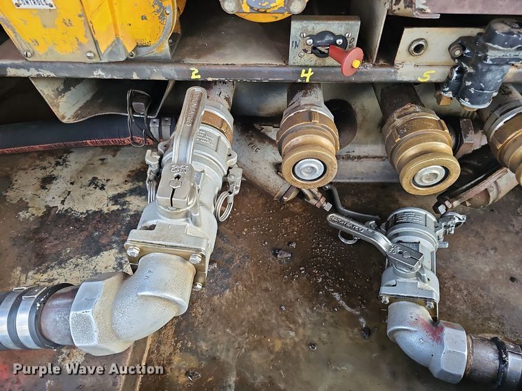 image for item DS5640 1999 Freightliner FL70  fuel truck