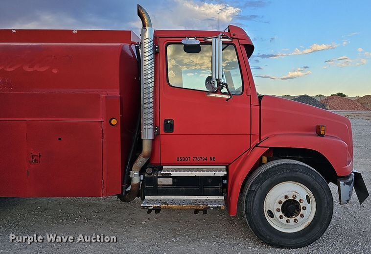 image for item DS5640 1999 Freightliner FL70  fuel truck