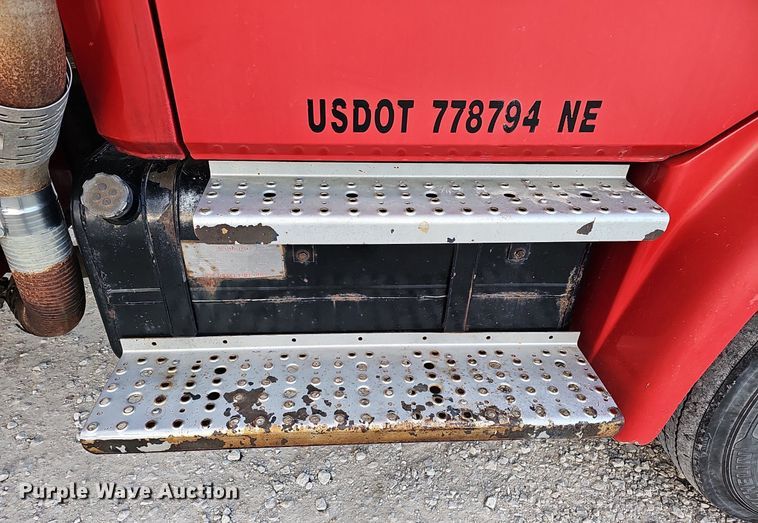 image for item DS5640 1999 Freightliner FL70  fuel truck