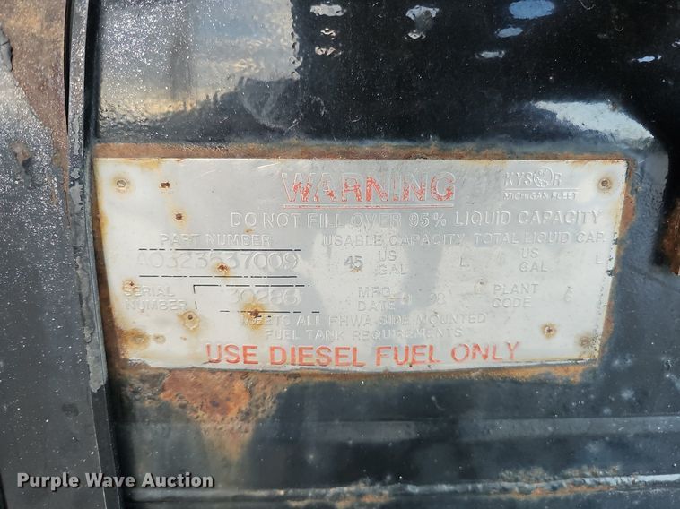 image for item DS5640 1999 Freightliner FL70  fuel truck