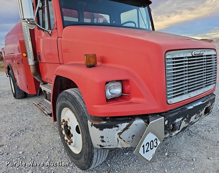 image for item DS5640 1999 Freightliner FL70  fuel truck