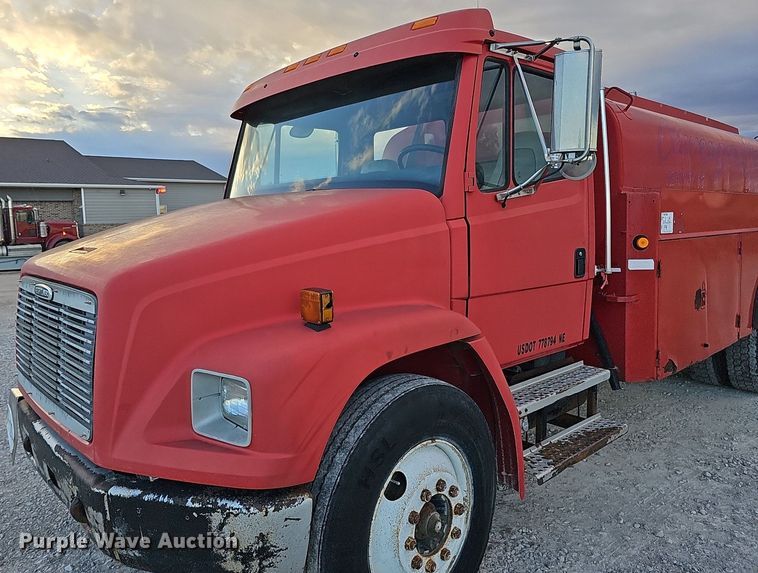 image for item DS5640 1999 Freightliner FL70  fuel truck