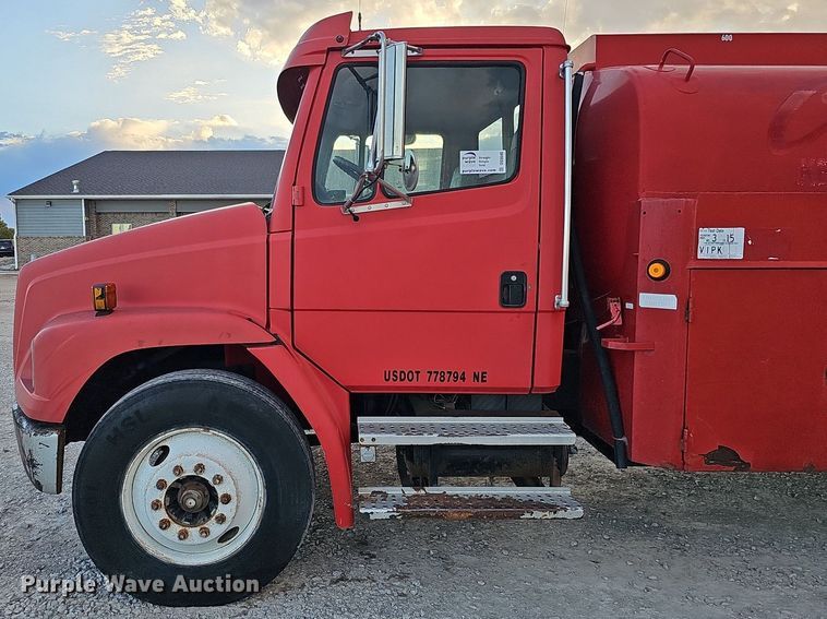 image for item DS5640 1999 Freightliner FL70  fuel truck