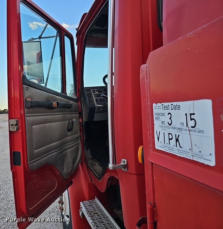 image for item DS5640 1999 Freightliner FL70  fuel truck