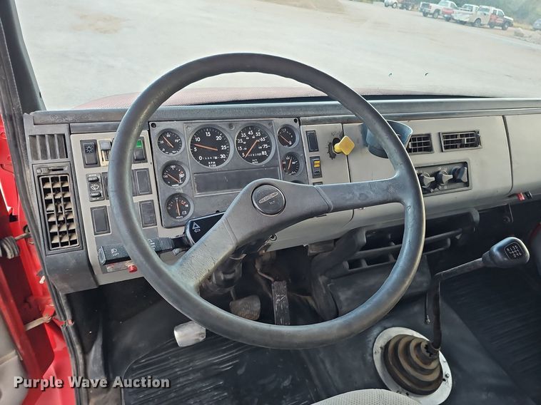 image for item DS5640 1999 Freightliner FL70  fuel truck