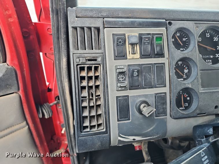 image for item DS5640 1999 Freightliner FL70  fuel truck