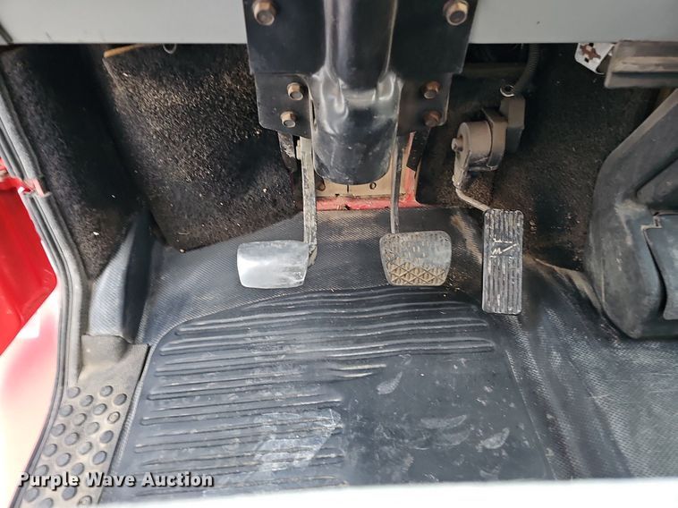 image for item DS5640 1999 Freightliner FL70  fuel truck