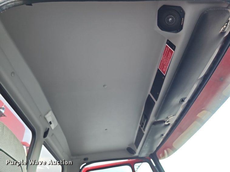 image for item DS5640 1999 Freightliner FL70  fuel truck