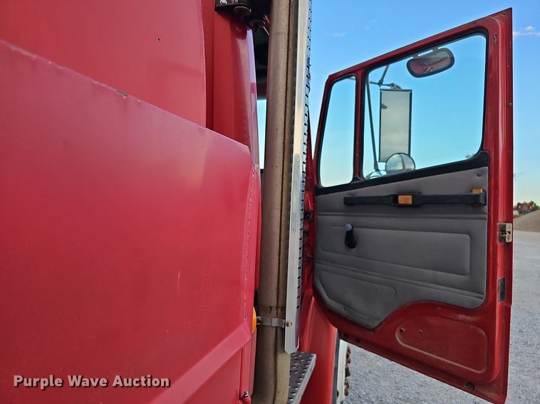 image for item DS5640 1999 Freightliner FL70  fuel truck