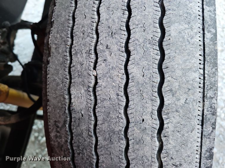 image for item DS5640 1999 Freightliner FL70  fuel truck