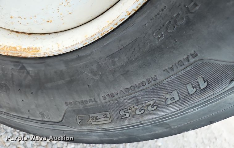 image for item DS5640 1999 Freightliner FL70  fuel truck