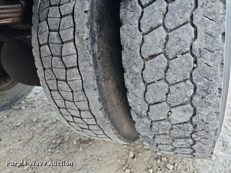 image for item DS5640 1999 Freightliner FL70  fuel truck