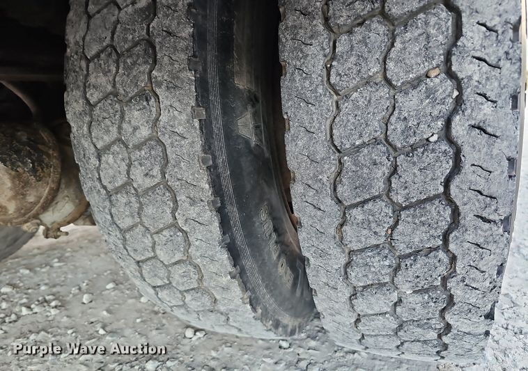 image for item DS5640 1999 Freightliner FL70  fuel truck