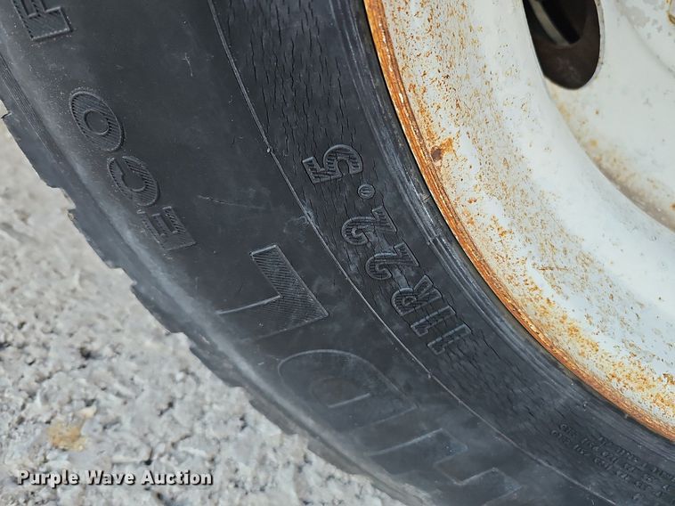 image for item DS5640 1999 Freightliner FL70  fuel truck