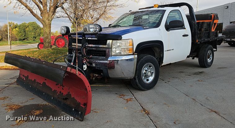 image for item DS5665 2007 Chevrolet Silverado 2500HD  flatbed pickup truck