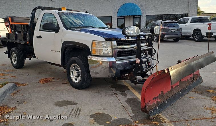 image for item DS5665 2007 Chevrolet Silverado 2500HD  flatbed pickup truck