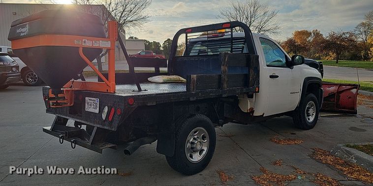 image for item DS5665 2007 Chevrolet Silverado 2500HD  flatbed pickup truck