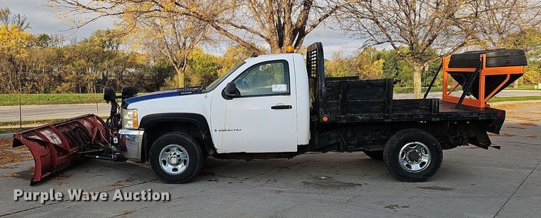 image for item DS5665 2007 Chevrolet Silverado 2500HD  flatbed pickup truck