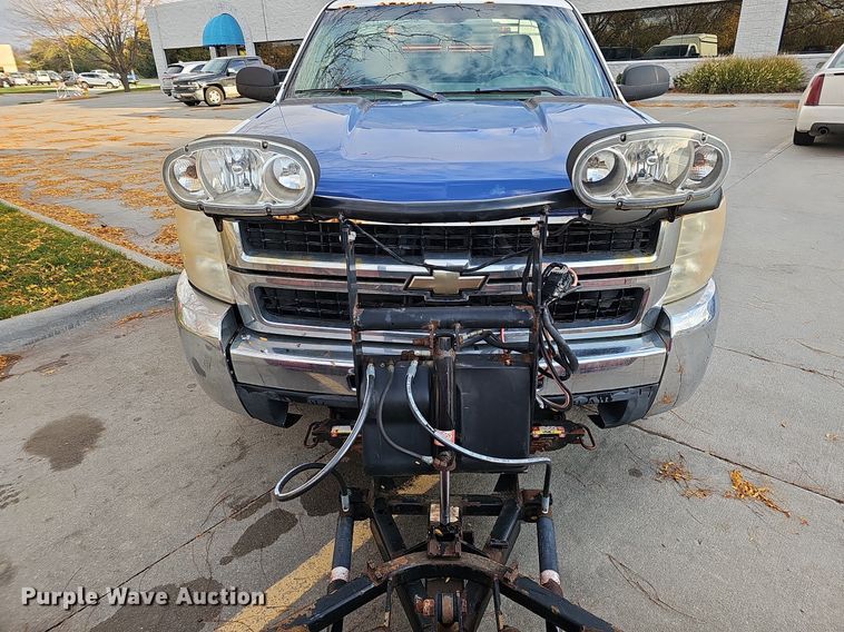 image for item DS5665 2007 Chevrolet Silverado 2500HD  flatbed pickup truck