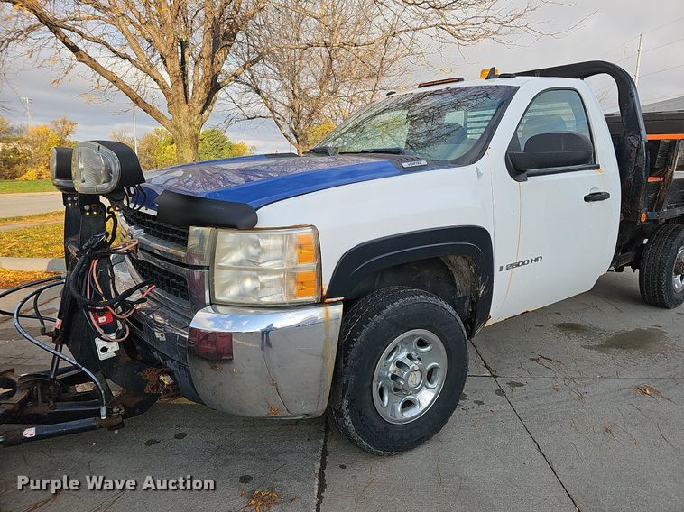 image for item DS5665 2007 Chevrolet Silverado 2500HD  flatbed pickup truck