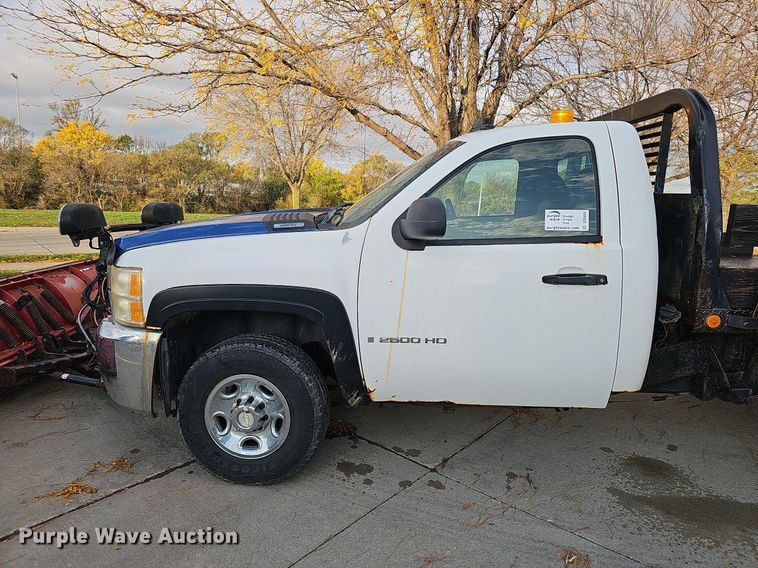 image for item DS5665 2007 Chevrolet Silverado 2500HD  flatbed pickup truck