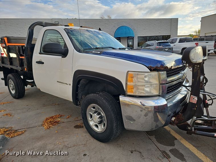 image for item DS5665 2007 Chevrolet Silverado 2500HD  flatbed pickup truck