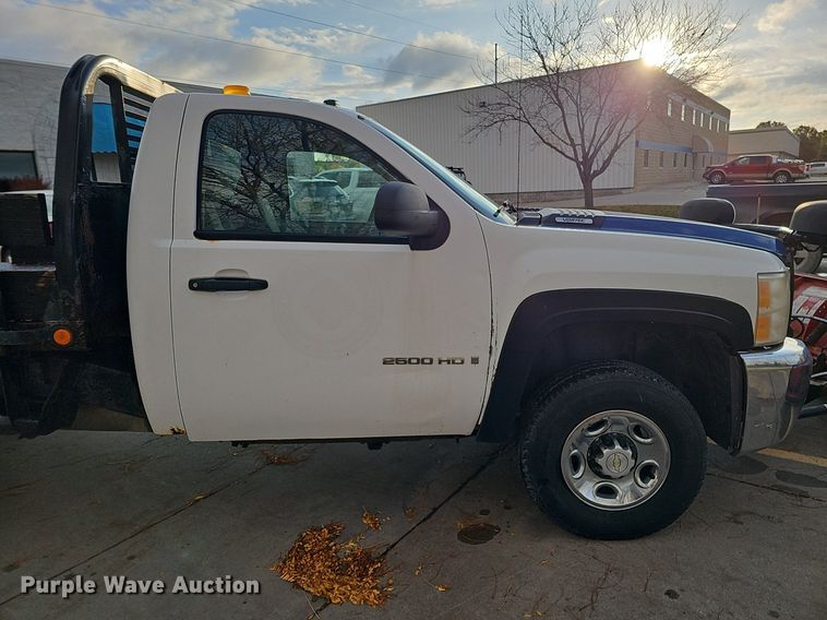 image for item DS5665 2007 Chevrolet Silverado 2500HD  flatbed pickup truck