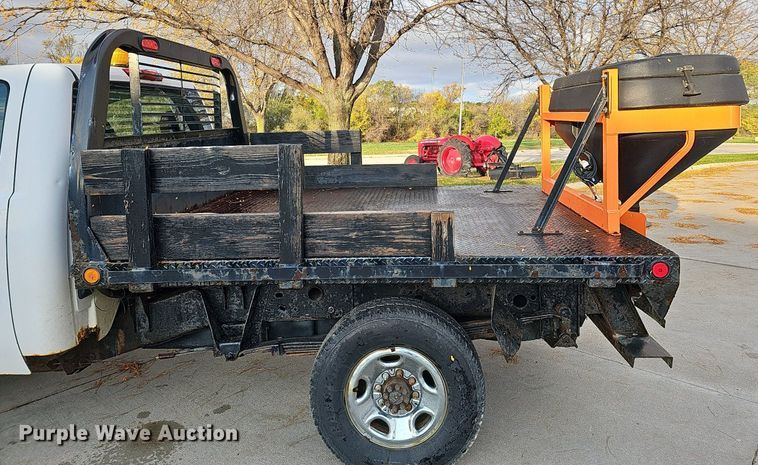 image for item DS5665 2007 Chevrolet Silverado 2500HD  flatbed pickup truck