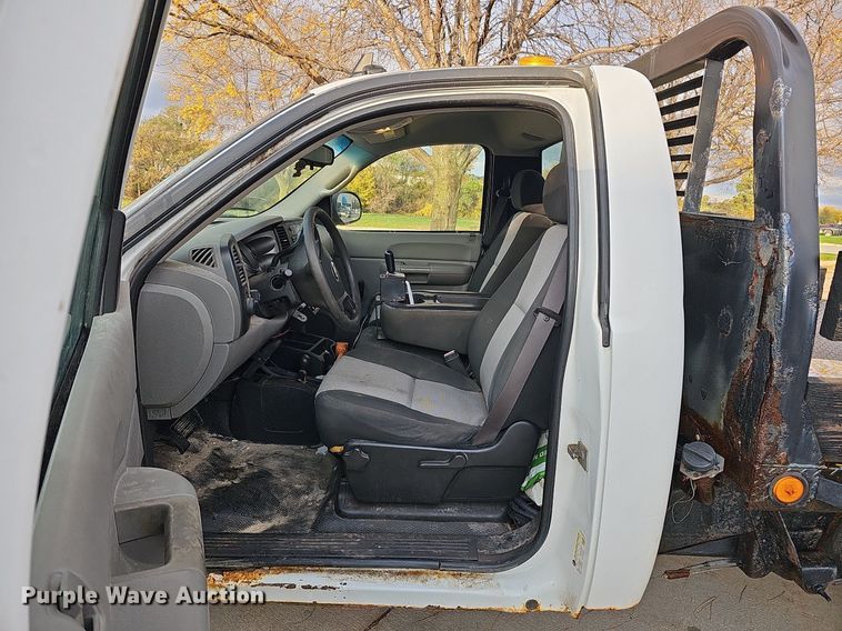 image for item DS5665 2007 Chevrolet Silverado 2500HD  flatbed pickup truck