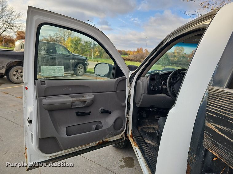 image for item DS5665 2007 Chevrolet Silverado 2500HD  flatbed pickup truck