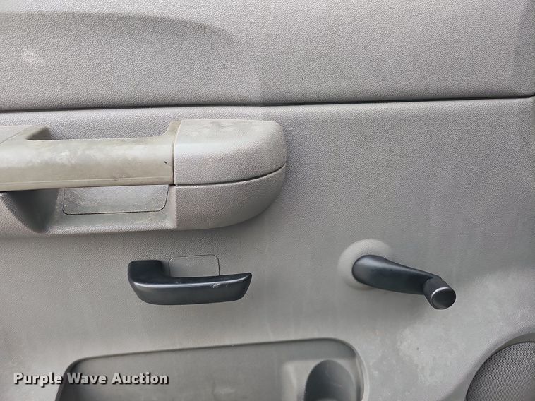 image for item DS5665 2007 Chevrolet Silverado 2500HD  flatbed pickup truck