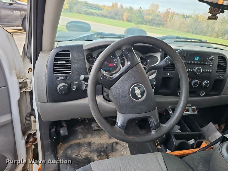 image for item DS5665 2007 Chevrolet Silverado 2500HD  flatbed pickup truck