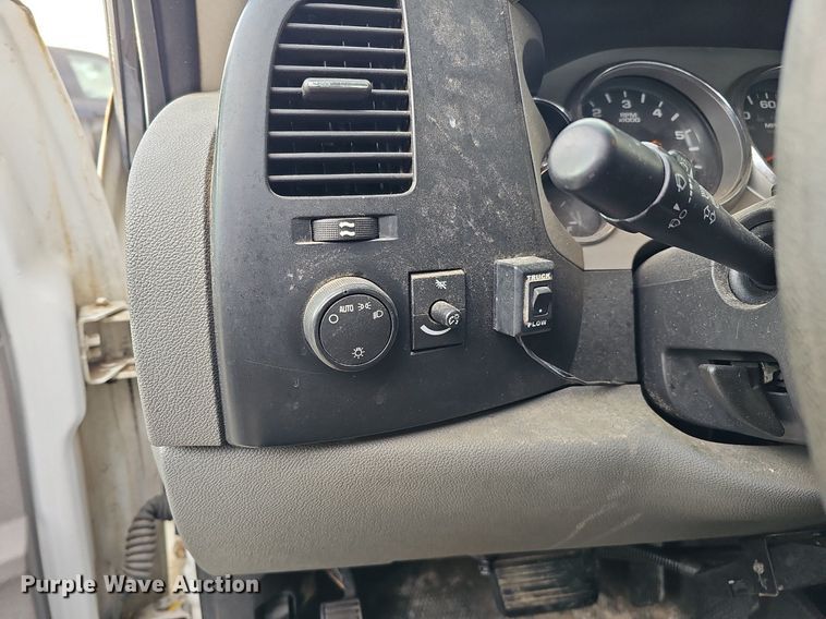 image for item DS5665 2007 Chevrolet Silverado 2500HD  flatbed pickup truck