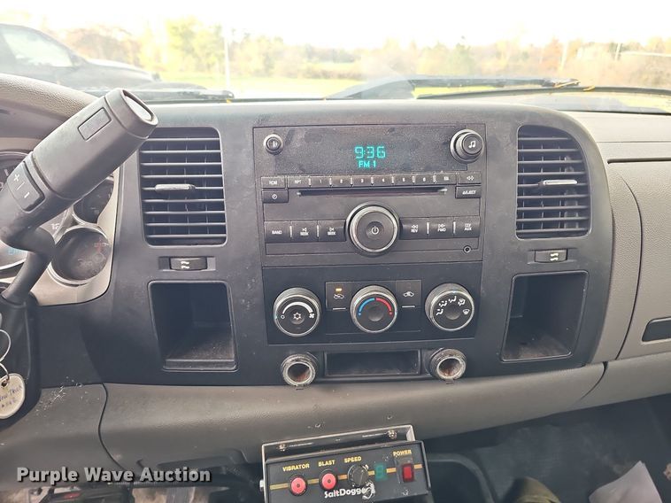 image for item DS5665 2007 Chevrolet Silverado 2500HD  flatbed pickup truck