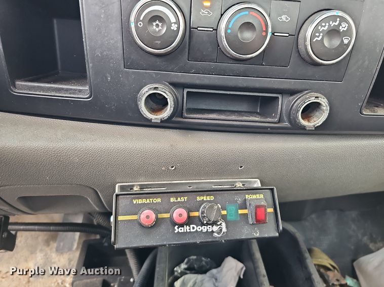 image for item DS5665 2007 Chevrolet Silverado 2500HD  flatbed pickup truck