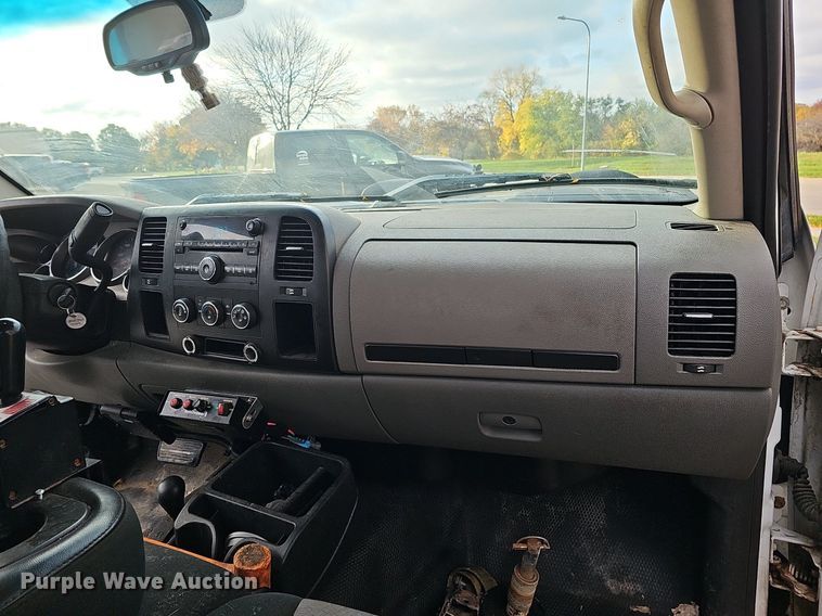 image for item DS5665 2007 Chevrolet Silverado 2500HD  flatbed pickup truck