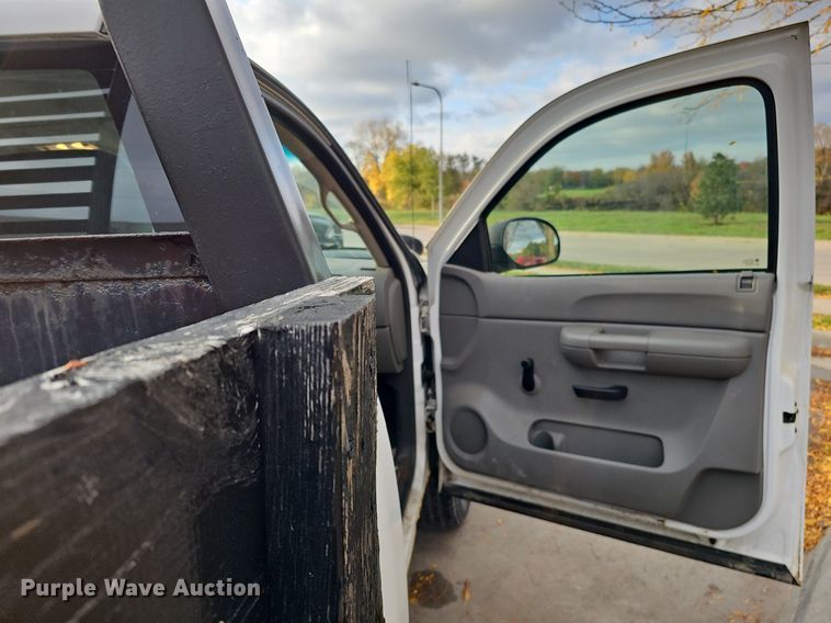 image for item DS5665 2007 Chevrolet Silverado 2500HD  flatbed pickup truck