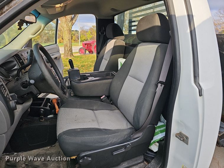 image for item DS5665 2007 Chevrolet Silverado 2500HD  flatbed pickup truck