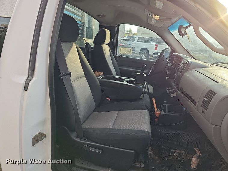 image for item DS5665 2007 Chevrolet Silverado 2500HD  flatbed pickup truck