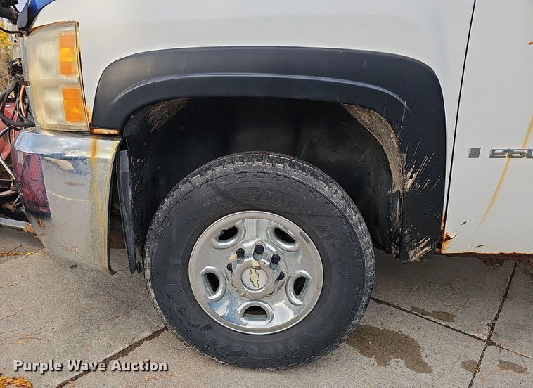 image for item DS5665 2007 Chevrolet Silverado 2500HD  flatbed pickup truck