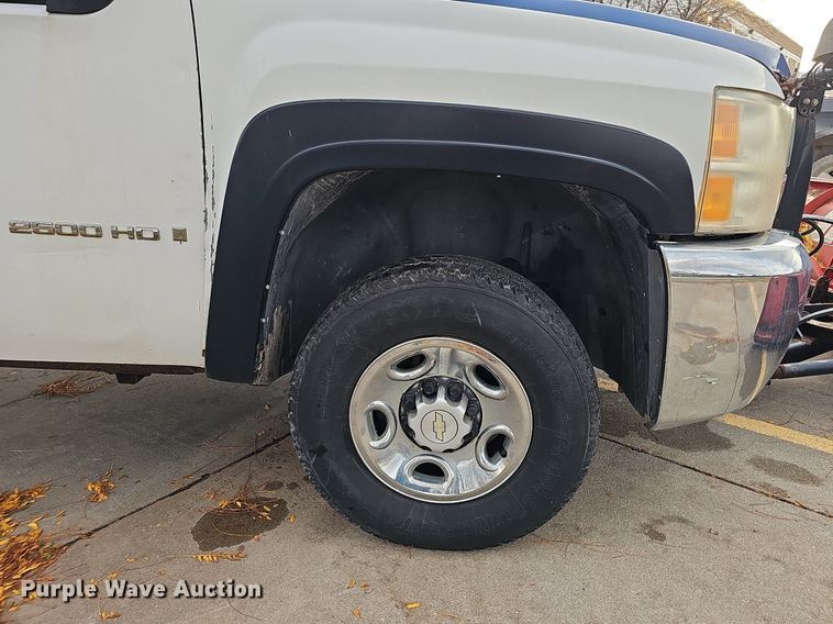 image for item DS5665 2007 Chevrolet Silverado 2500HD  flatbed pickup truck