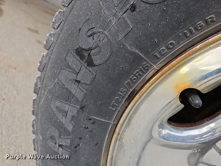 image for item DS5665 2007 Chevrolet Silverado 2500HD  flatbed pickup truck