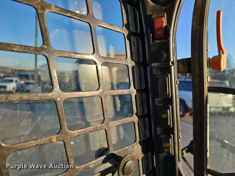 image for item DS5692 2019 Bobcat T870  tracked skid steer loader