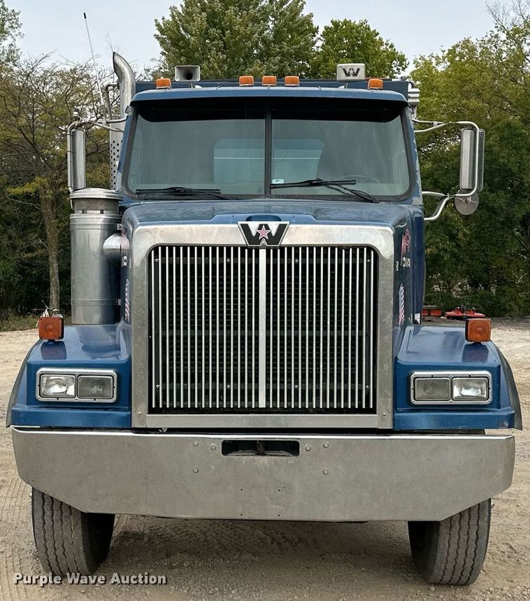 image for item DW2764 2000 Westernstar 4900  dump truck