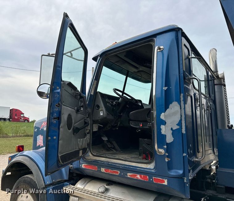 image for item DW2764 2000 Westernstar 4900  dump truck