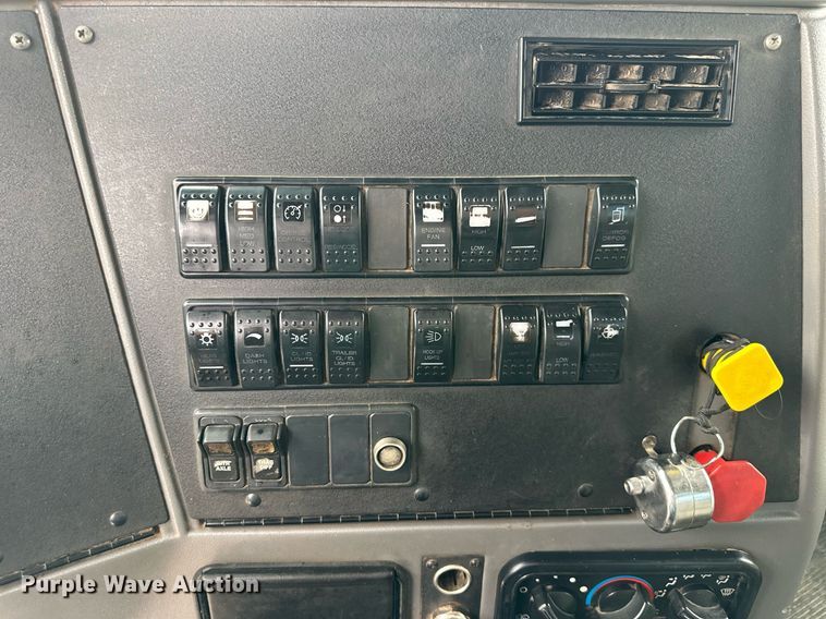 image for item DW2764 2000 Westernstar 4900  dump truck